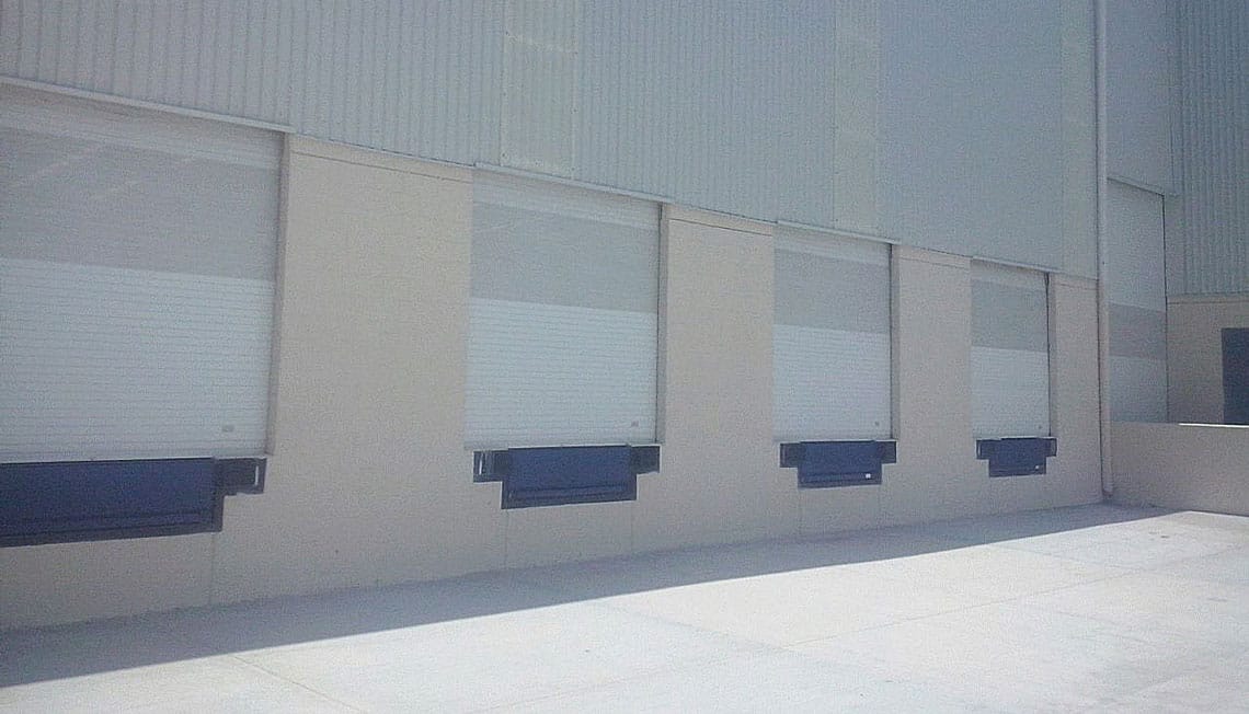 Cortina Multiperforada con Rampas de Andén Dockman